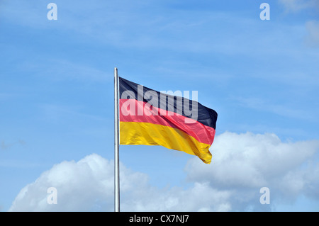 Bandiera della Germania nel cielo blu Foto Stock