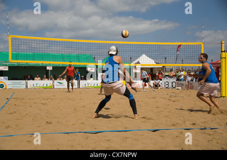 Mens pallavolo sulla spiaggia di Skegness Foto Stock