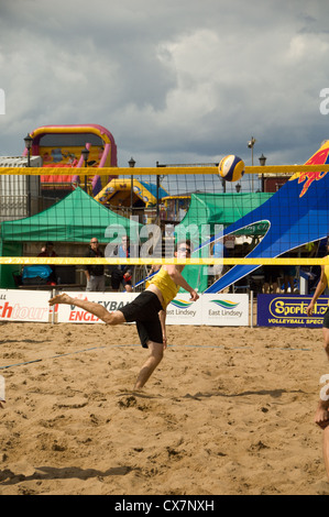 Mens pallavolo sulla spiaggia di Skegness Foto Stock