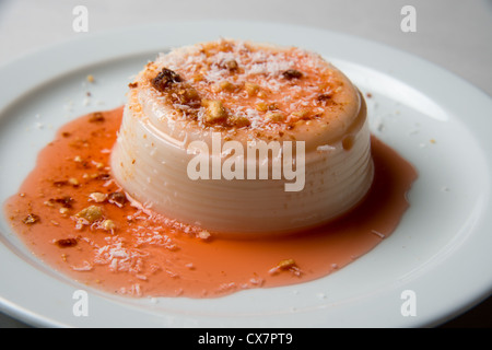 Blando documento (Malabi o Malaby) è un dolce con comunemente realizzato con latte o crema di latte e zucchero Foto Stock