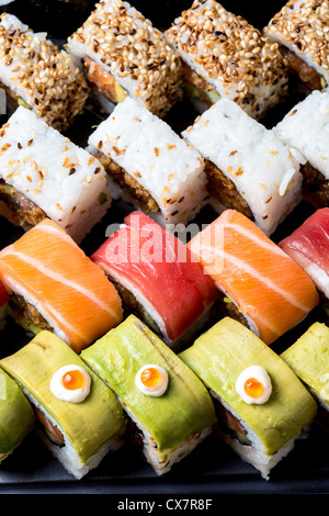 Assortimento di Sushi compresi: Sushi Maki, futo maki e Insideout Foto Stock