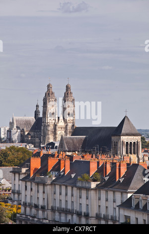 Guardando attraverso i tetti della città di Tours in Francia. Foto Stock