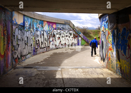Coperto di graffiti sottopassaggio pedonale vicino a Logrono in Spagna. Foto Stock