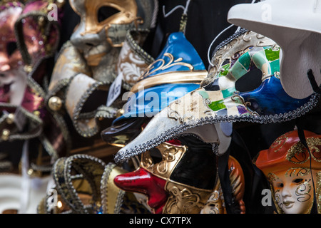 Varie maschera veneziana su un piedistallo di mercato a Venezia. Foto Stock