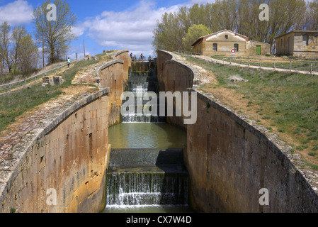 Uno dei blocchi sul Canal de Castilla vicino a Fromista in Spagna. Foto Stock