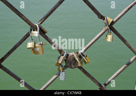 Amore serrature o lucchetti sul ponte a Siviglia, Spagna. Foto Stock