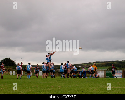 Rugby, uscita linea, Bude vs Bodmin, Cornwall, Regno Unito Foto Stock