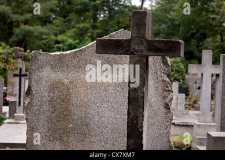 Croce sul cimitero e vuoto sfondo contrassegnati per la rimozione definitiva Foto Stock