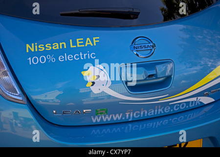 La Nissan Leaf a emissioni zero auto elettriche punto di carica REGNO UNITO Foto Stock