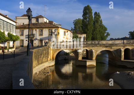 Il Rio Nabao in esecuzione attraverso Tomar in Portogallo. Foto Stock
