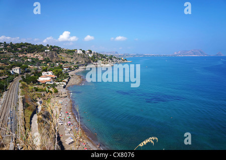 Vista da sopra di una spiaggia della costa occidentale della Sicilia Foto Stock