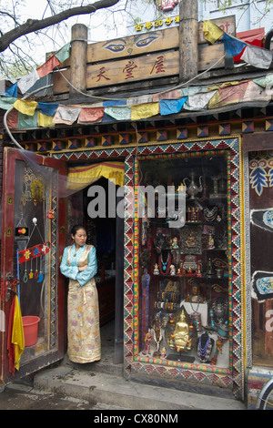 Di piccole dimensioni in stile tibetano negozio di artigianato Nan Luo Gu Xiang hutong di Pechino CINA Foto Stock