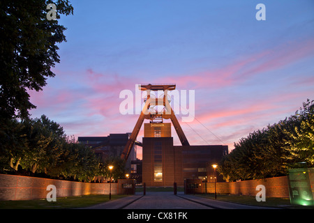 Colorato tramonto presso la torre di avvolgimento dell'albero 12 al complesso industriale delle Miniere di carbone dello Zollverein a Essen, Germania Foto Stock