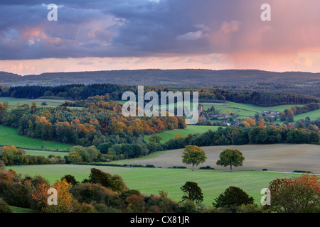 Le viste verso Albury e il Surrey Hills campagna Foto Stock