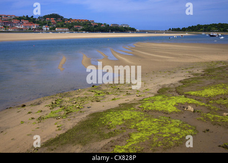 Il Rio de San Vicente in Spagna con San Vicente de la Barquera dietro. Foto Stock