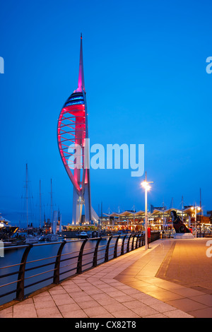 La Spinnaker Tower, a 170 metri di attrazione turistica che si affaccia storico porto di Portsmouth, inaugurato nel mese di ottobre 2005 Foto Stock