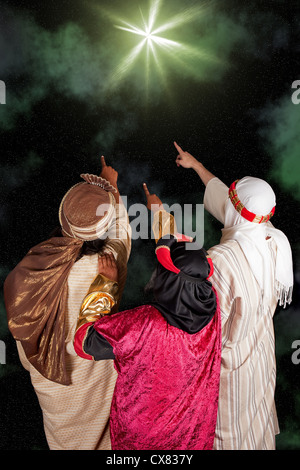 Wisemen Caspar Melchior e Balthasar seguendo la Stella di Betlemme Foto Stock