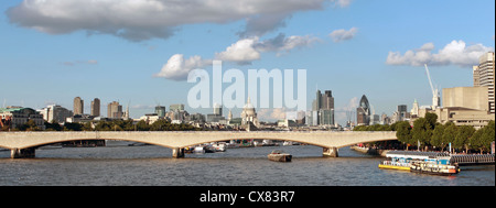 Panorama di Londra e il fiume Tamigi guardando verso la città Foto Stock