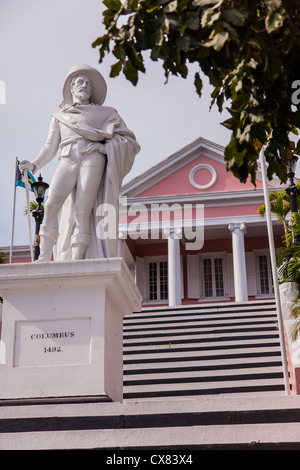 Christopher Columbus statua di fronte al palazzo del governo a Nassau, Bahamas. Foto Stock