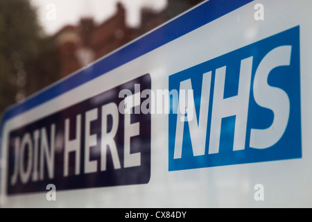 Segno per il NHS Servizio sanitario nazionale al di fuori di un GP clinica. Foto Stock