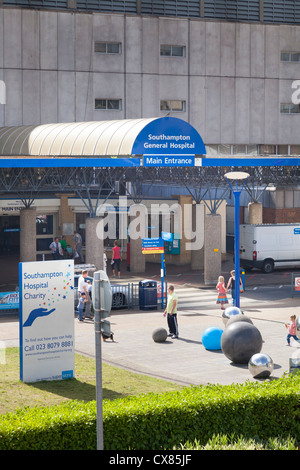 Esterno di ingresso principale a Southampton General Hospital Foto Stock