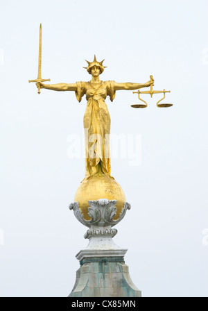Il bronzo oro Lady giustizia statua con spada e bilancia sopra la centrale di Corte Penale, Old Bailey, Londra Foto Stock