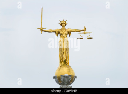 Il bronzo oro Lady giustizia statua con spada e bilancia sopra la centrale di Corte Penale, Old Bailey, Londra Foto Stock