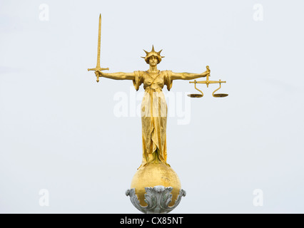 Il bronzo oro Lady giustizia statua con spada e bilancia sopra la centrale di Corte Penale, Old Bailey, Londra Foto Stock