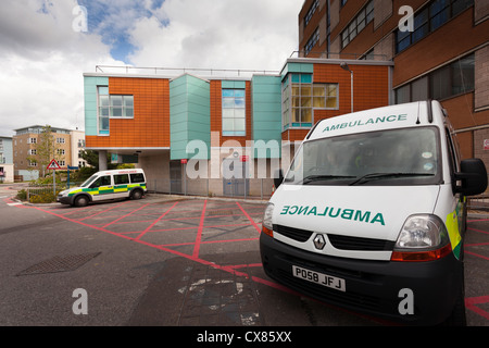 Ambulanza parcheggiata al di fuori del reparto di ematologia del Southampton General Hospital Foto Stock