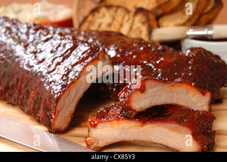 Delizioso BBQ Ribs con pane tostato, cole slaw e una piccante salsa barbecue Foto Stock