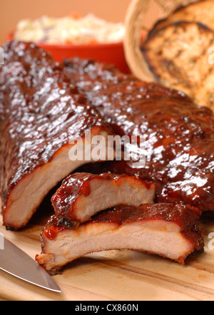 Delizioso BBQ Ribs con pane tostato, cole slaw e un pizzichino sause BBQ Foto Stock