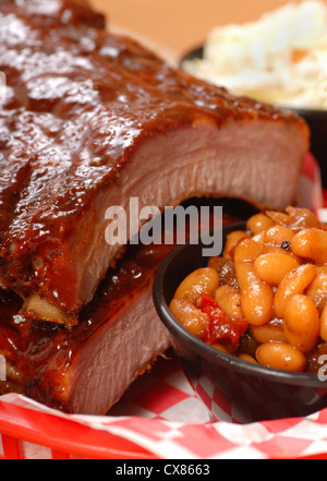 Delizioso BBQ Ribs con fagioli, cole slaw e una piccante salsa barbecue Foto Stock