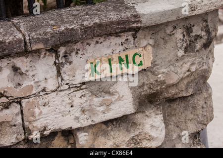 Vecchia strada segno su un corallo muro di pietra a Nassau, Bahamas. Foto Stock