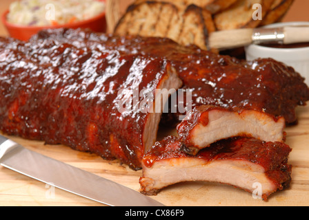 Delizioso BBQ Ribs con pane tostato, cole slaw e una piccante salsa barbecue Foto Stock