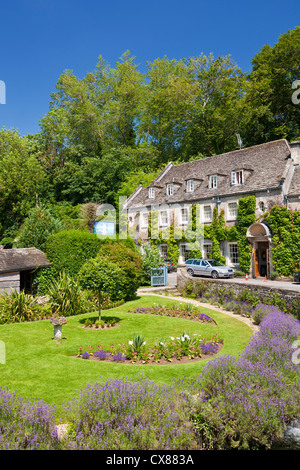 Cotswolds villaggio di Bibury The Swan Hotel and Gardens Bibury Gloucestershire Inghilterra Regno Unito GB Europa Foto Stock