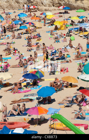 ALGARVE, Portogallo. Un affollato, pittoresca spiaggia di scena. 2012. Foto Stock