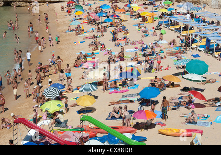 ALGARVE, Portogallo. Un affollato, pittoresca spiaggia di scena. 2012. Foto Stock