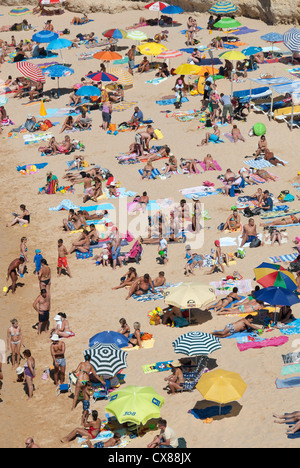 ALGARVE, Portogallo. Un affollato, pittoresca spiaggia di scena. 2012. Foto Stock