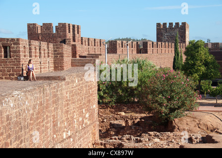 ALGARVE, Portogallo. Le mura merlate e torrette del Castello Moresco a Silves. 2012. Foto Stock