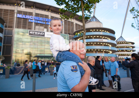 Tifosi fuori l'Etihad Stadium e Manchester City Football Club, Manchester, Inghilterra, Regno Unito Foto Stock