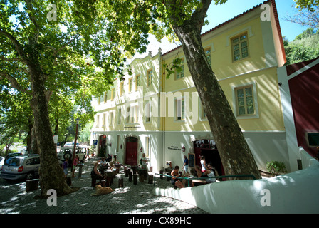 ALGARVE, Portogallo. Un quadrato ombreggiato e il cafe in collina termale di Caldas de monchique. 2012. Foto Stock