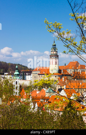 Panoramica dell'Unesco di cui città di Cesky Krumlov con alberi in primo piano Repubblica Ceca Foto Stock