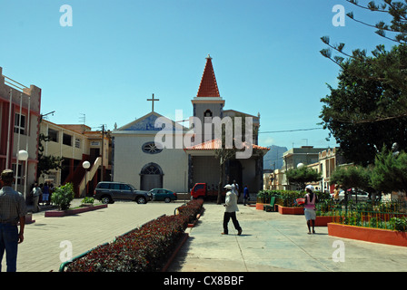 La piazza principale, Assomada, isola di Santiago, Isole di Capo Verde, con la chiesa di Nossa Senhora de Fátima in background Foto Stock