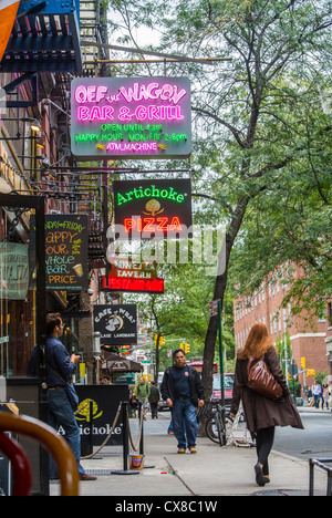 New York, New York, Stati Uniti, West Village, American bar, insegne retro Neon, Scene di strada, su MacDougal Street, Manhattan , People Walking Foto Stock