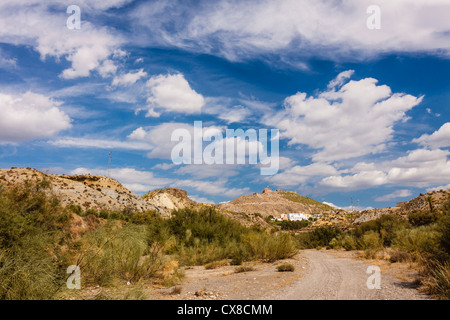 Deserto Tabernas badlands. Un percorso voce al villaggio di Tabernas, Almeria, Andalusia, Spagna Foto Stock