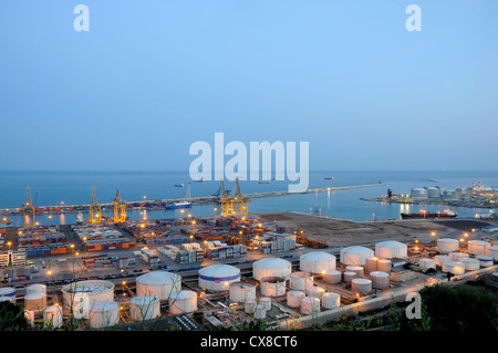 Dock di vista del porto di Barcellona infiammabile serbatoio di stoccaggio di gas naturale liquefatto (GNL) e altri prodotti liquidi . Foto Stock