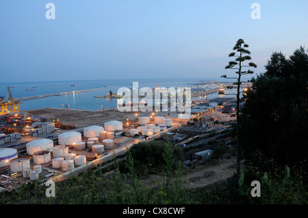 Dock di vista del porto di Barcellona infiammabile serbatoio di stoccaggio di gas naturale liquefatto (GNL) e altri prodotti liquidi . Foto Stock