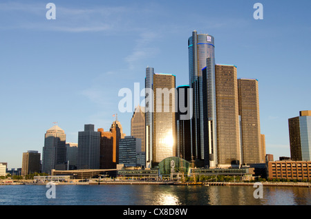 Michigan, Detroit. La mattina presto vista dello skyline della citta' del centro cittadino di Detroit dal Fiume Detroit. Foto Stock