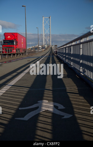 Segno che indica il passaggio pedonale sul Forth Road Bridge, nr Edinburgh Foto Stock