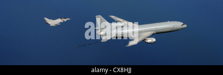 Mare del Nord - un Royal Air Force Eurofighter Typhoon vola via la coda di un RAF L-1011 Tristar antenna petroliera di rifornimento da 216 Squadrone raf Brize Norton, durante un volo di formazione aug. 16, 2012. la formazione incluso il tristar e un US Air Force KC-135 dal centesimo air refuelling wing, raf mildenhall, ed era volato per meglio conoscere la nato tanker personale di volo con le loro nazioni partner' aria procedure di rifornimento. Foto Stock